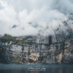 La montagne joue à cache-cache avec les nuages au-dessus de l’Oeschinensee