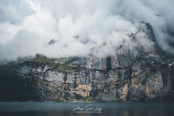 La montagne joue à cache-cache avec les nuages au-dessus de l’Oeschinensee