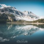 Les montagnes se reflètent dans l’Oeschinensee