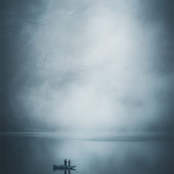 Old Friends Deux pêcheurs sur une barque au milieu du lac Oeschinensee en Suisse