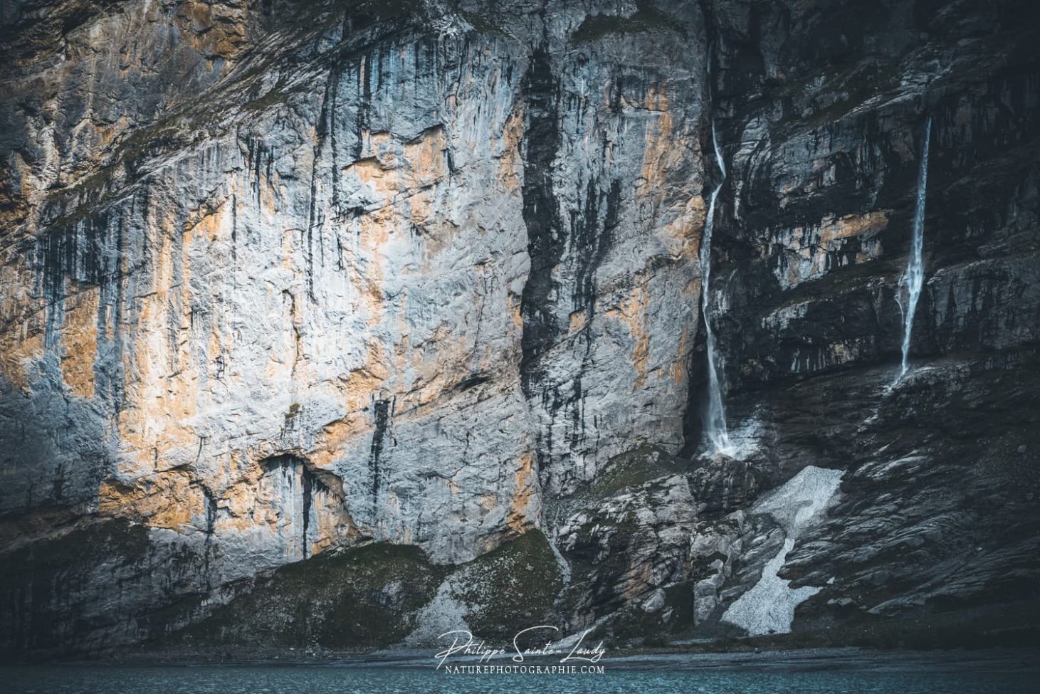 Les cascades tombent dans l’Oeschinensee