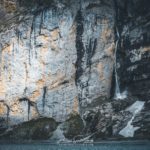 Les cascades tombent dans l’Oeschinensee