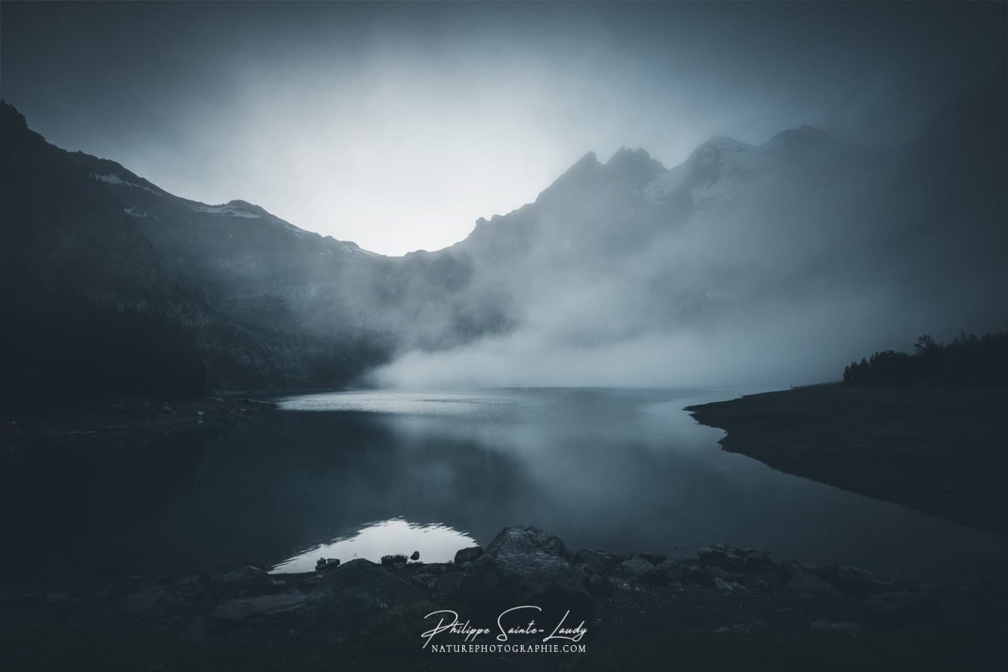 Matin brumeux au lac Oeschinen en Suisse