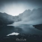 Matin brumeux au lac Oeschinen en Suisse