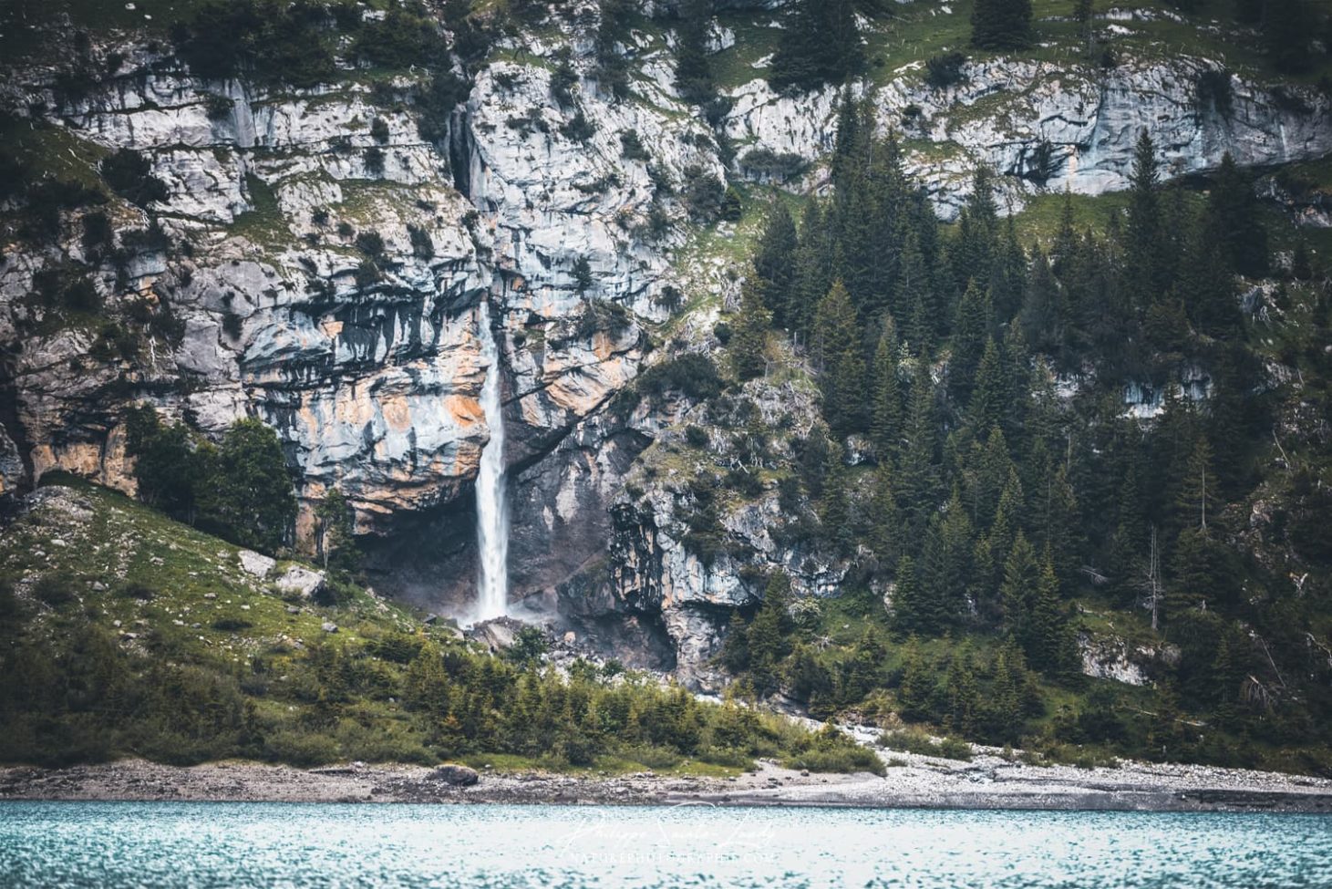 Roche immense et sapins le long du lac Oeschinen