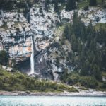 Roche immense et sapins le long du lac Oeschinen