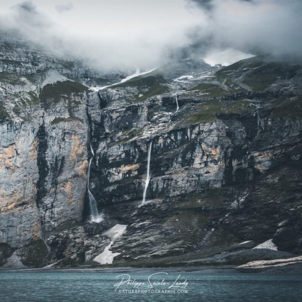 Waterfall in Oeschinensee Falaises surplombant l’Oeschinensee