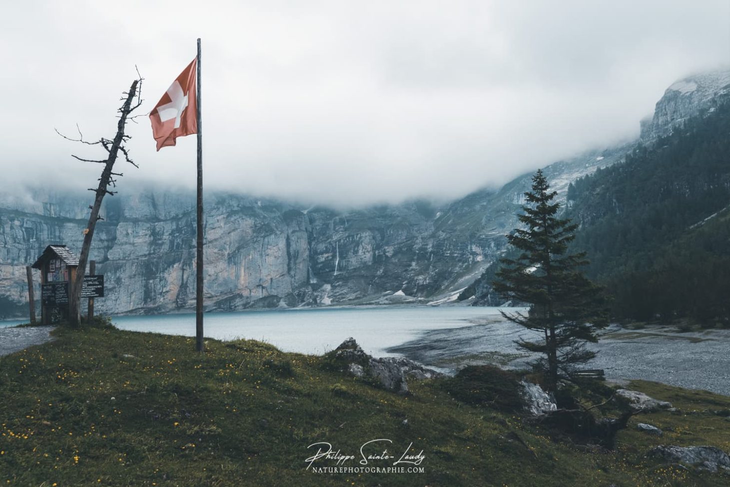 Drapeau Suisse au lac Oeschinen