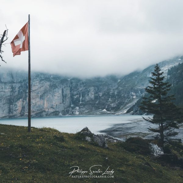 Welcome to Switzerland Drapeau Suisse au lac Oeschinen