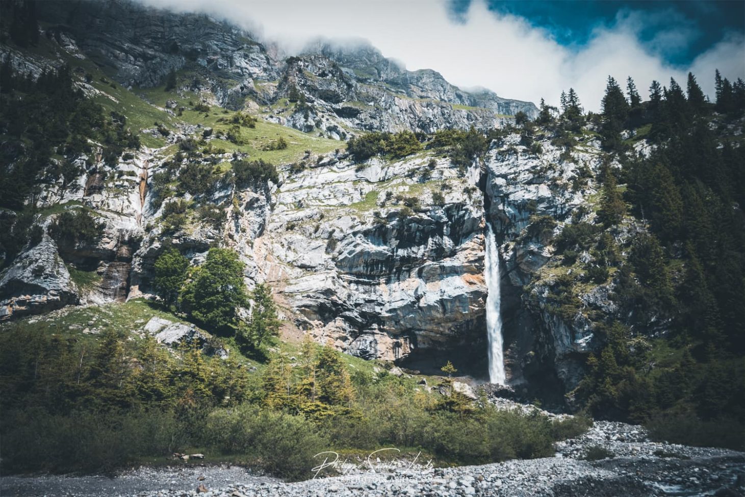 Cascade le long de l’Oeschinensee