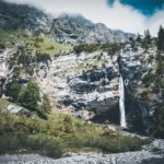 Cascade le long de l’Oeschinensee