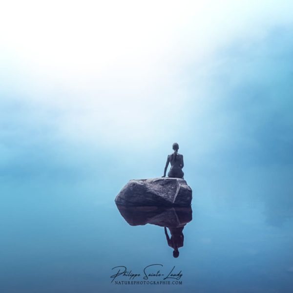 Blue Contemplation Une sirène assise sur un rocher