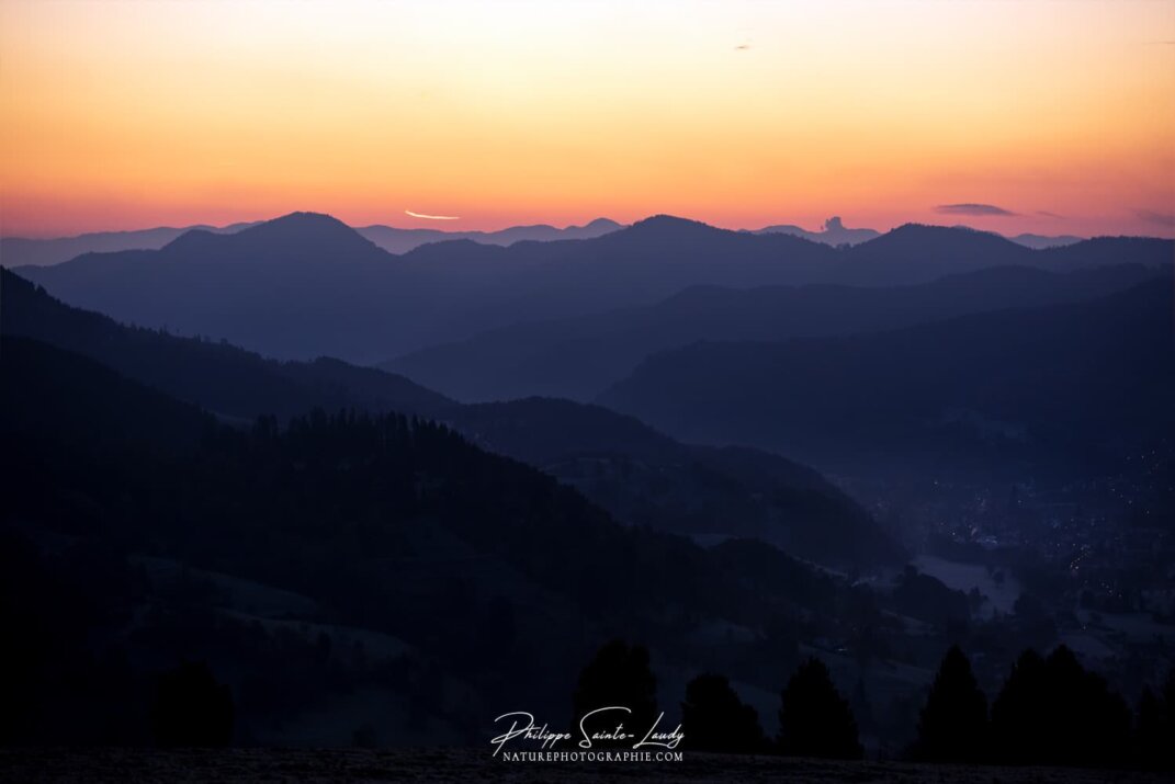 Ciel orange au lever de soleil sur les Vosges