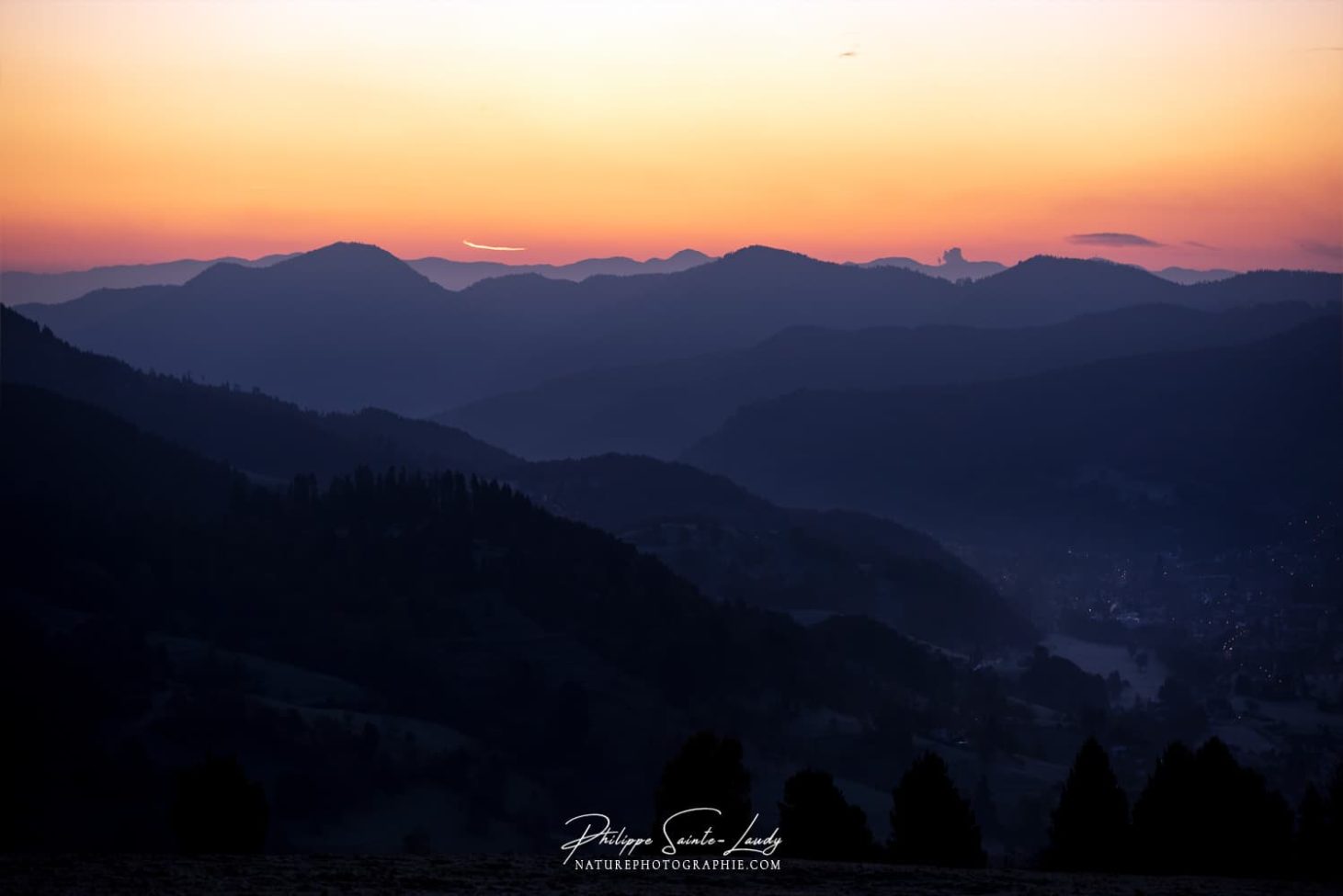 Ciel orange au lever de soleil sur les Vosges