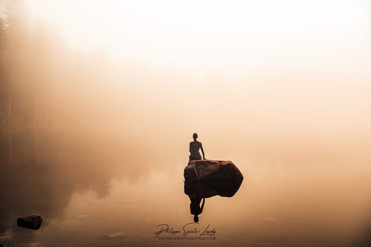 La sirène du lac Mummel dans un brouillard d'automne