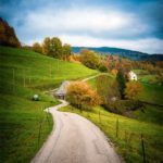 Une petite route dans les Vosges en automne