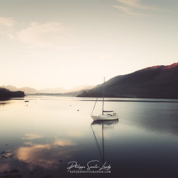 A New Day in Scotland Un voilier au petit matin sur le Loch Linnhe à Glencoe