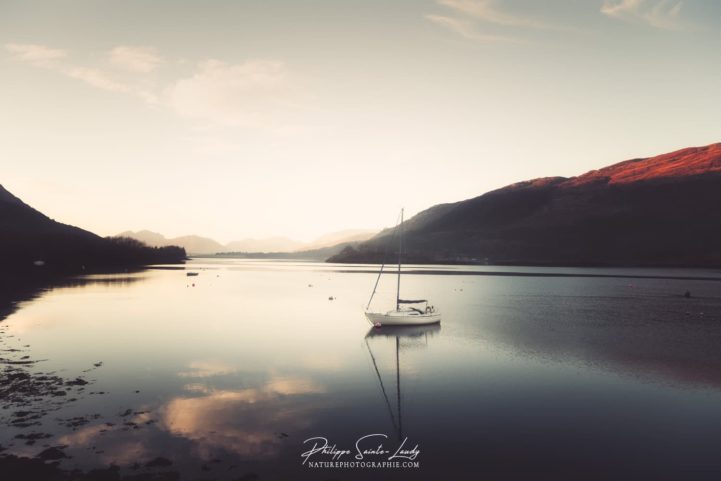 Un voilier au petit matin sur le Loch Linnhe à Glencoe