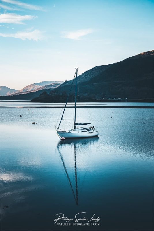 Un voilier sur le Loch Linnhe en Écosse