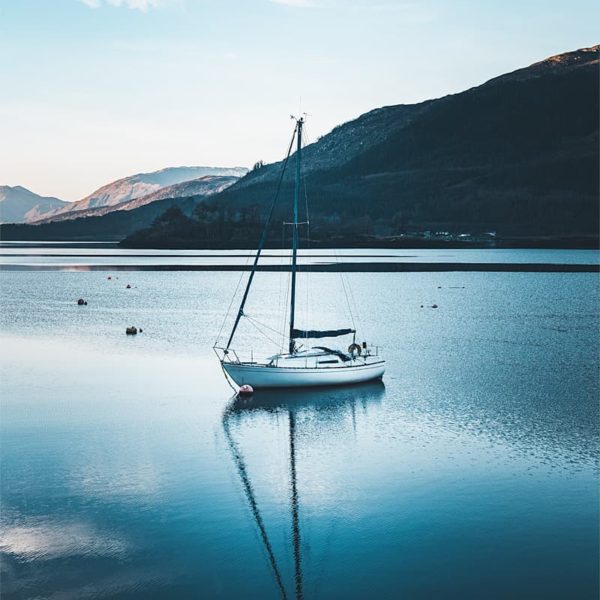 Blue Reflection Un voilier sur le Loch Linnhe en Écosse
