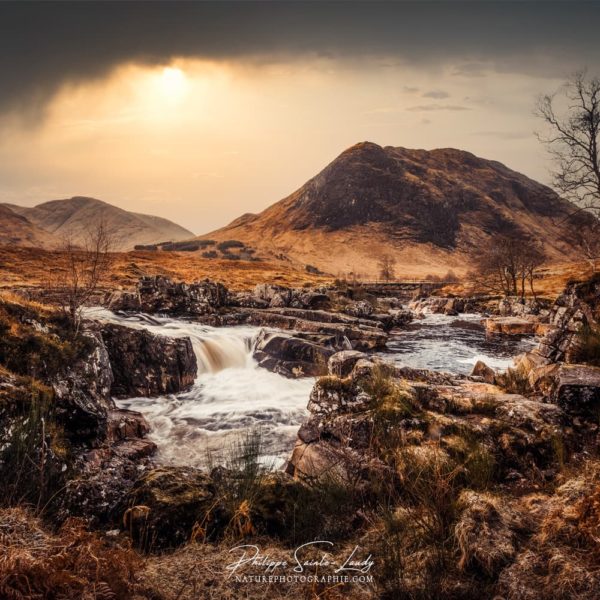Light Mood Chute d'eau dans les Highlands