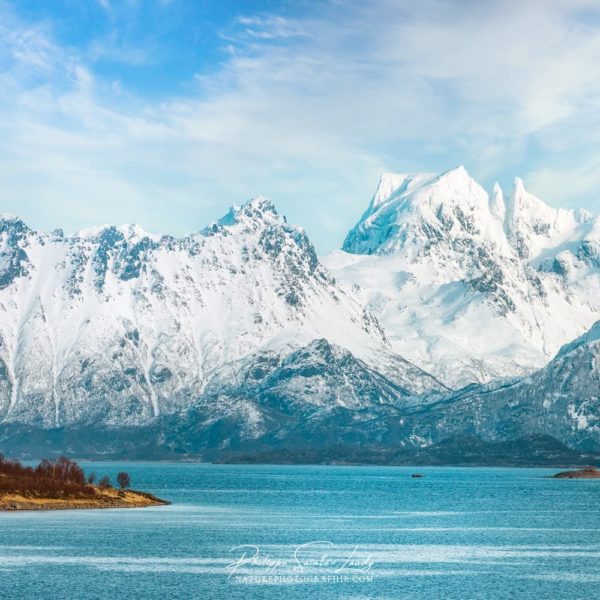 In the Middle of the Blue Montagnes sur les îles Lofoten