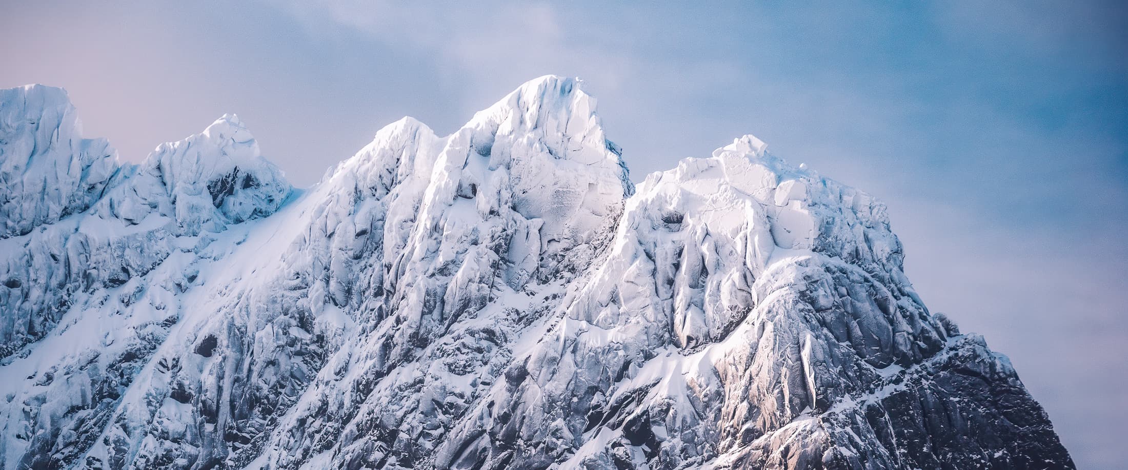Sommets de montagnes enneigés
