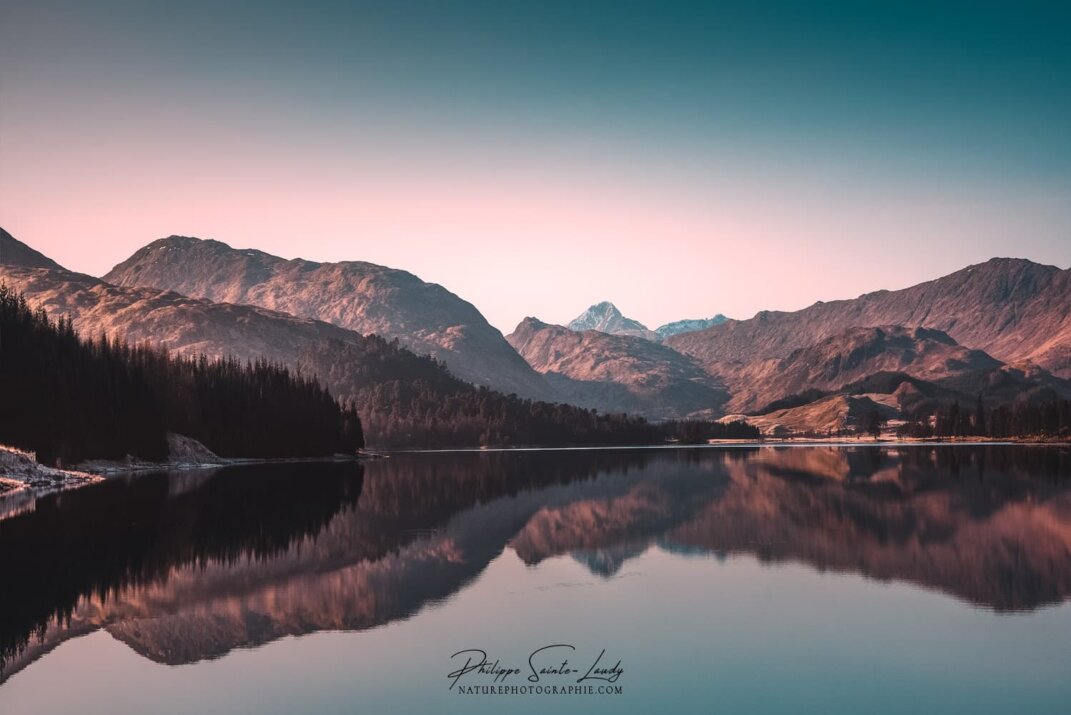 Lever de soleil sur un loch des Highlands