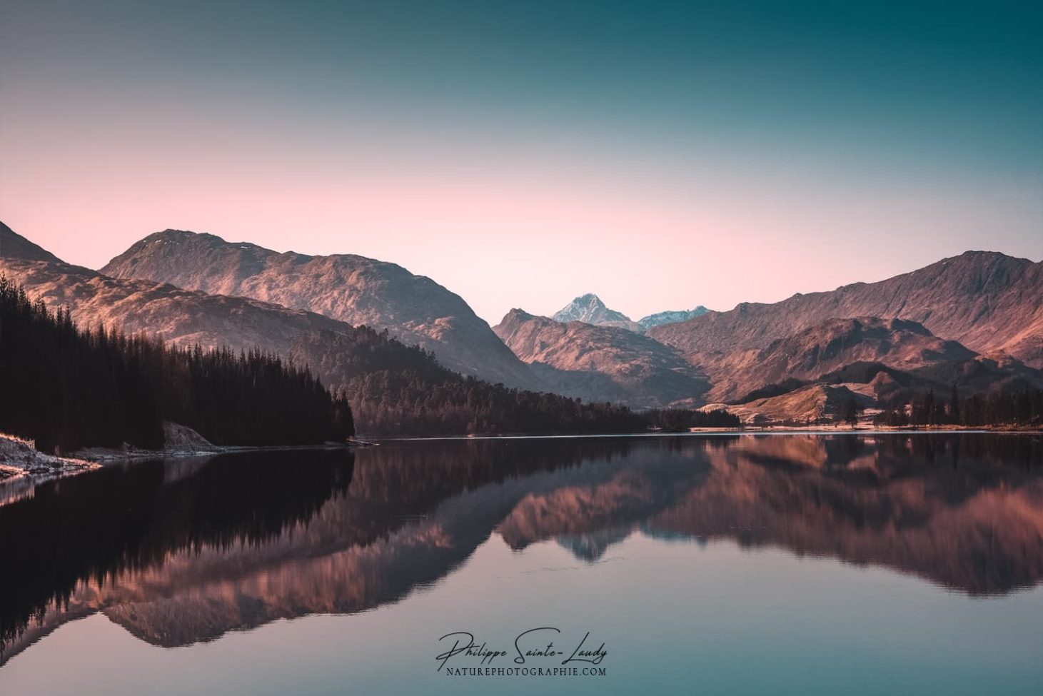 Lever de soleil sur un loch des Highlands