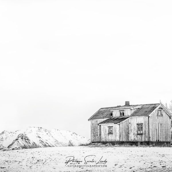 Alone in the Grey Rorbu des Lofoten en noir et blanc