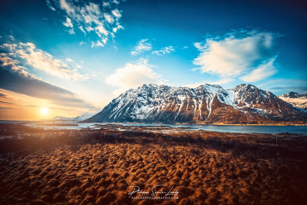 Balade dans les îles Lofoten au coucher de soleil