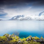 Fjord bleu sur les îles Lofoten