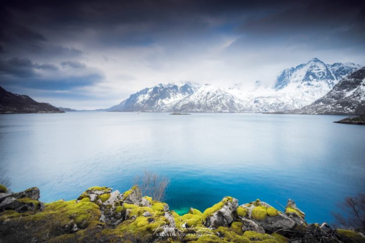 Fjord bleu sur les îles Lofoten