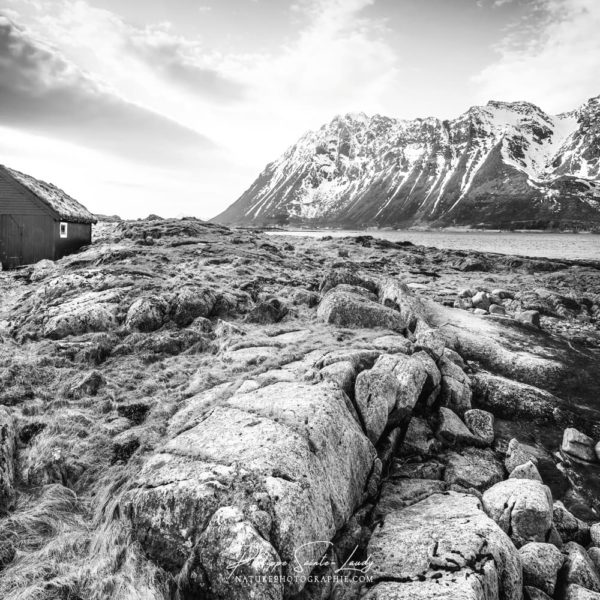 Black Fjord Paysage en noir et blanc des îles Lofoten