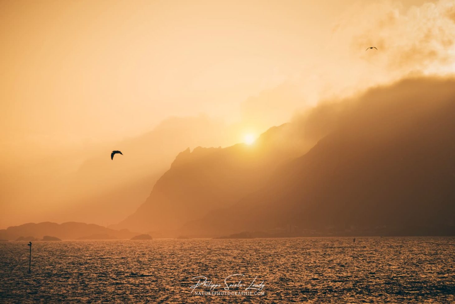 Le soleil se couche sur les Lofoten