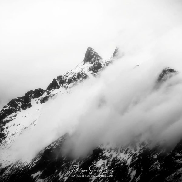 Imperious Montagne dans les nuages