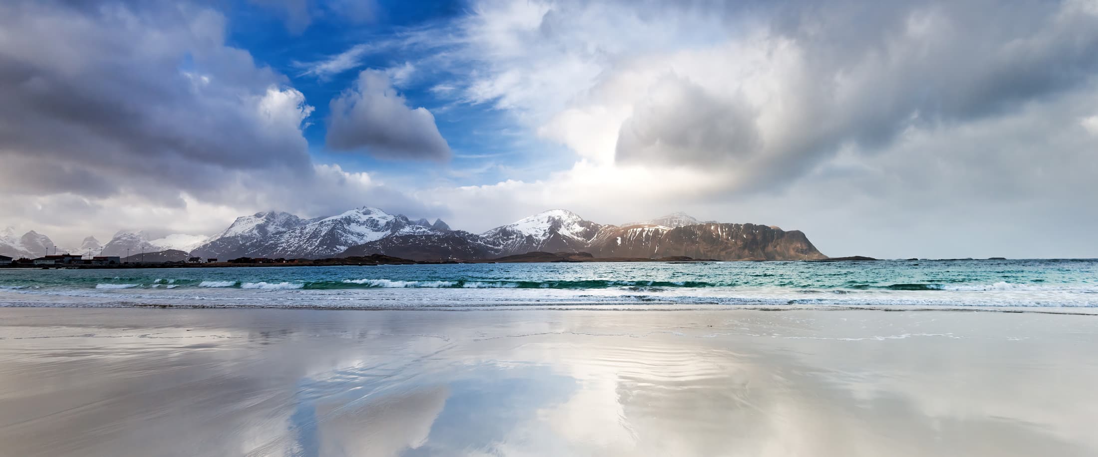 La plage de Ramberg sur l'archipel des Lofoten - Norvège