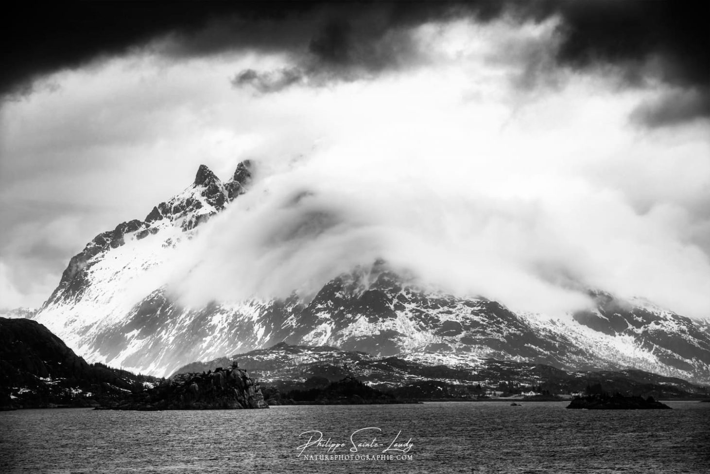 Les nuages glissent sur la montagne