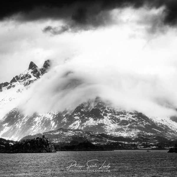 Masked Les nuages glissent sur la montagne