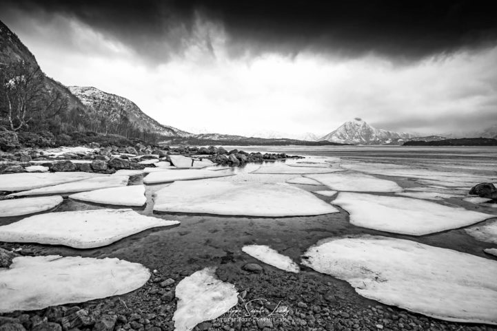 Plaques de glace en mer de Norvège