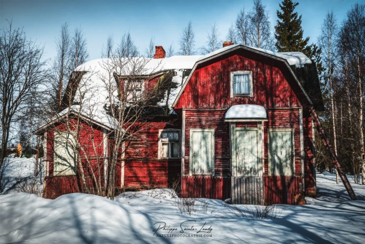 Maison en bois de couleur rouge en Finlande