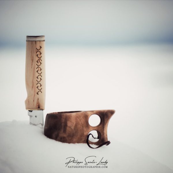Kuksa and Puukko in the Snow Kuksa et Puukko dans un paysage de Finlande