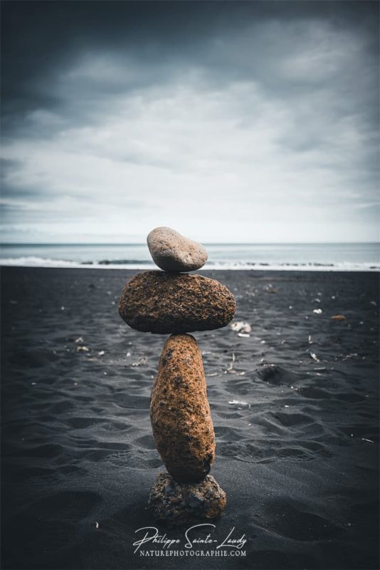 Jouer avec les cailloux en Islande