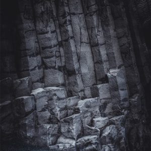 Roche sur la plage de Reynisfjara - Islande