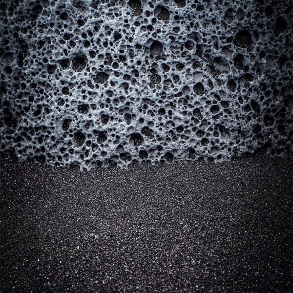 Sable et roche volcanique à Reynisfjara