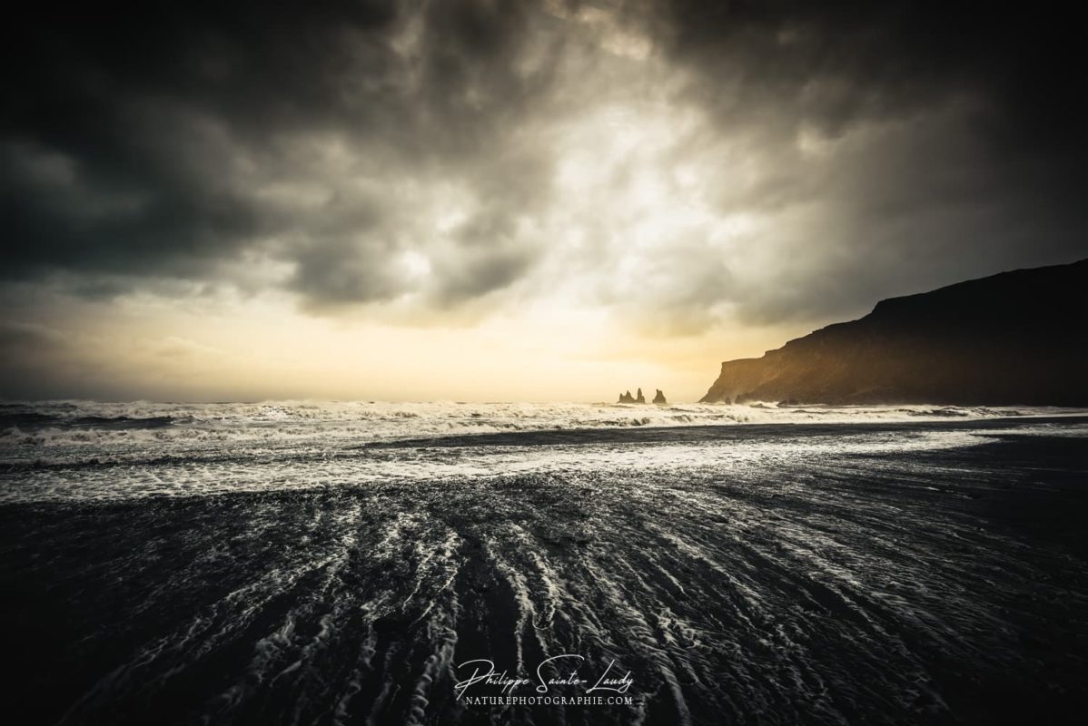 Gros ciel sur la plage de Vik