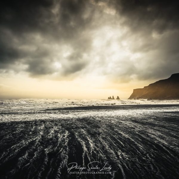 Gros ciel sur la plage de Vik