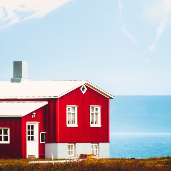 Maison traditionnelle Islandaise au fond d'un fjord