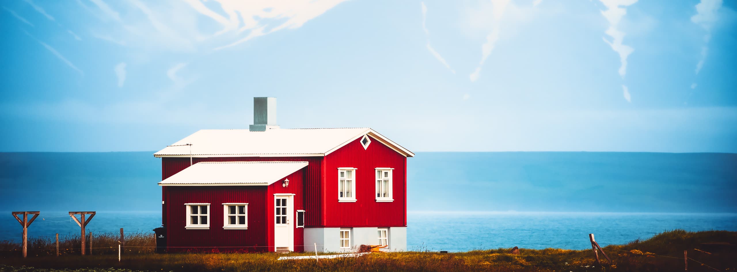 Maison traditionnelle Islandaise au fond d'un fjord