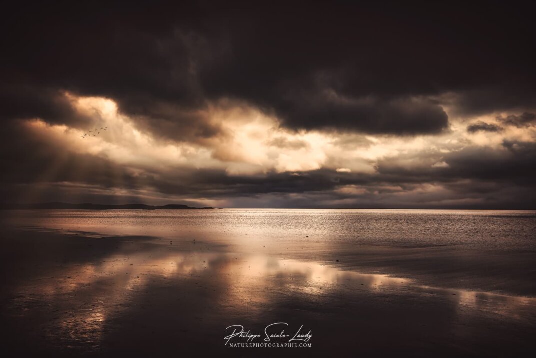 Ciel tourmenté au-dessus de la mer